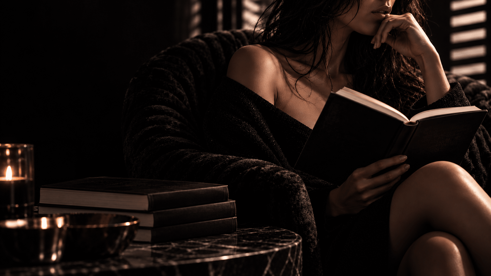 Mujer leyendo en un ambiente oscuro y elegante para la sección Mis libros de Lorcana