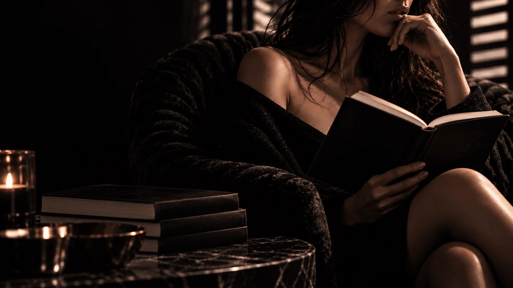 Mujer leyendo en un ambiente oscuro y elegante para la sección Mis libros de Lorcana